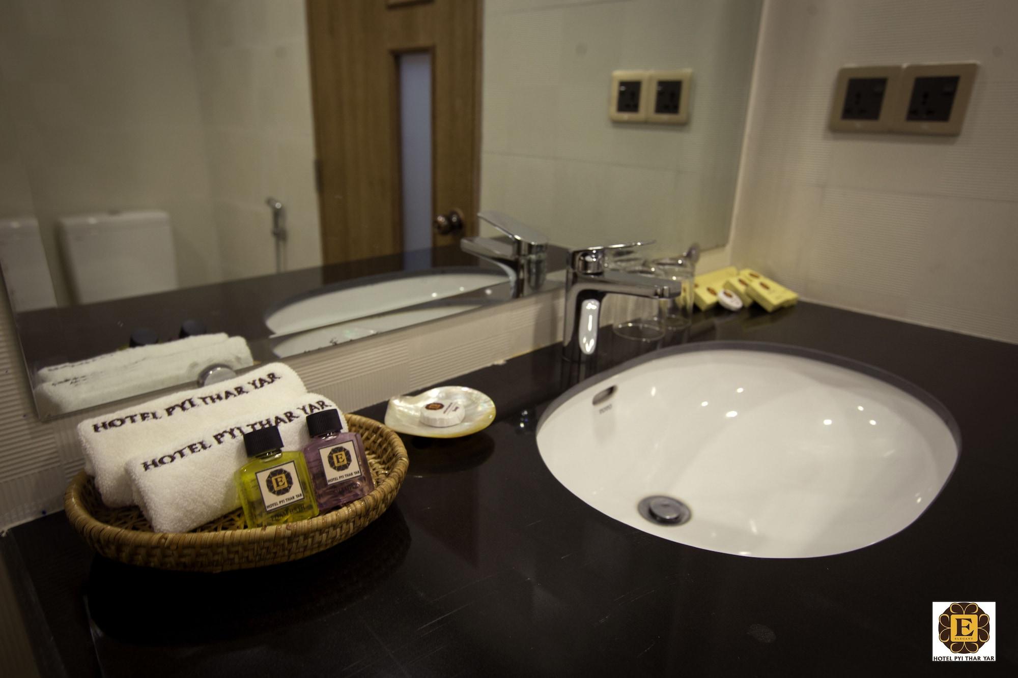 Elegant Hotel Pyi Thar Yar Янгон Экстерьер фото