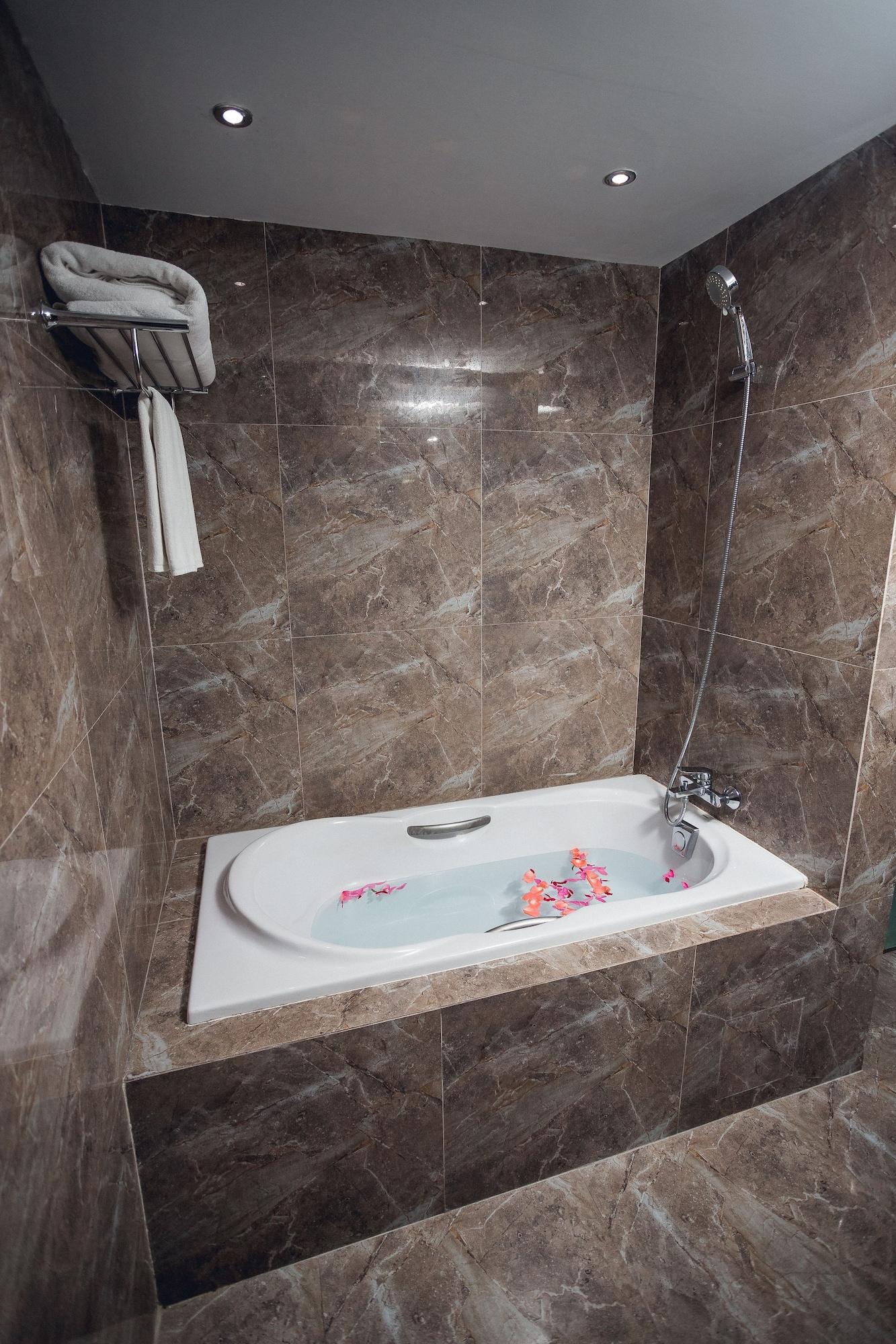 Elegant Hotel Pyi Thar Yar Янгон Экстерьер фото