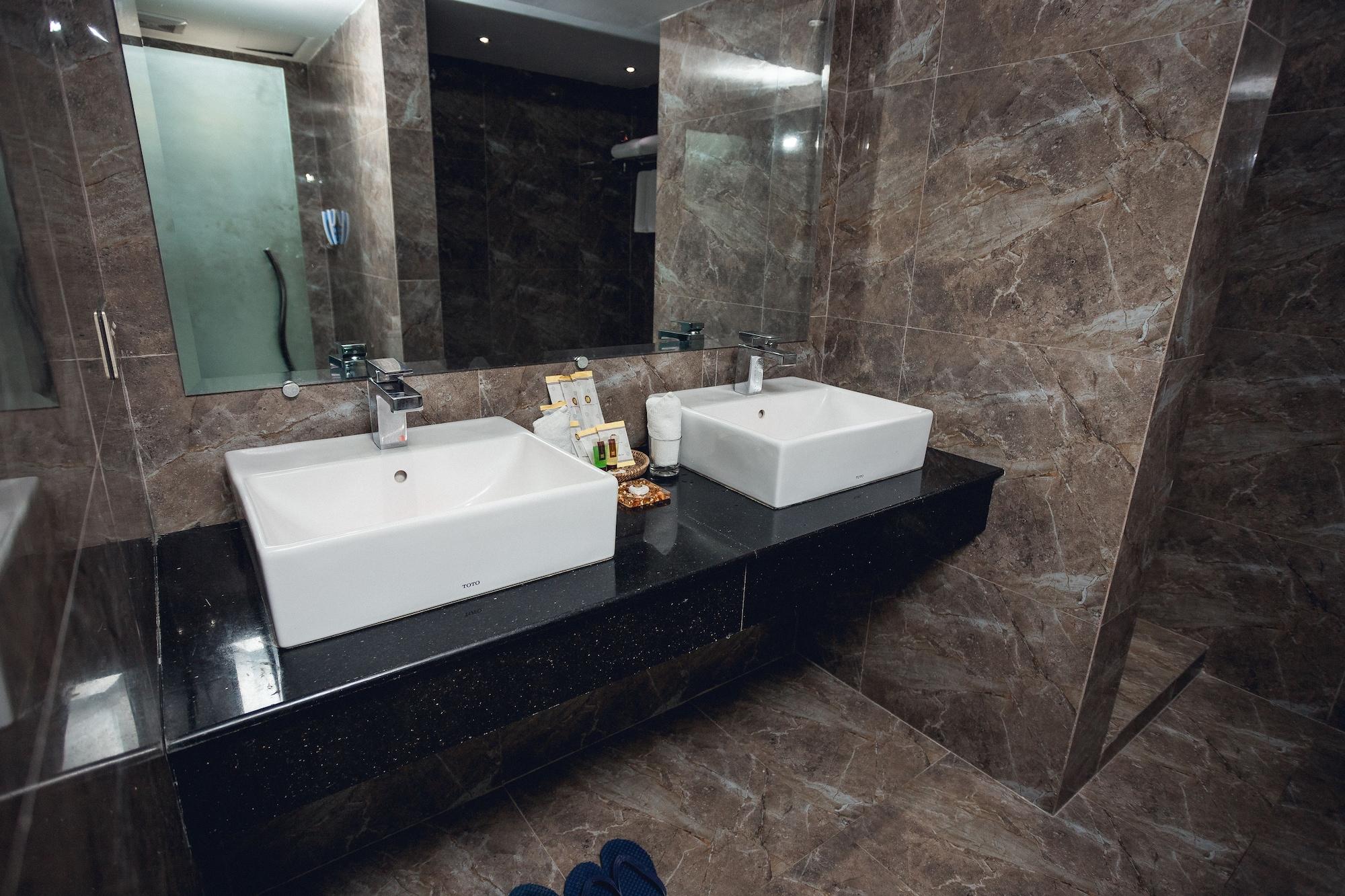 Elegant Hotel Pyi Thar Yar Янгон Экстерьер фото